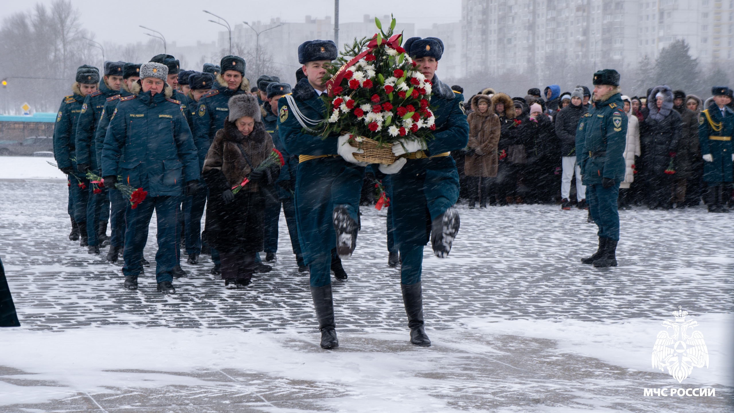 Нам память доверено хранить 