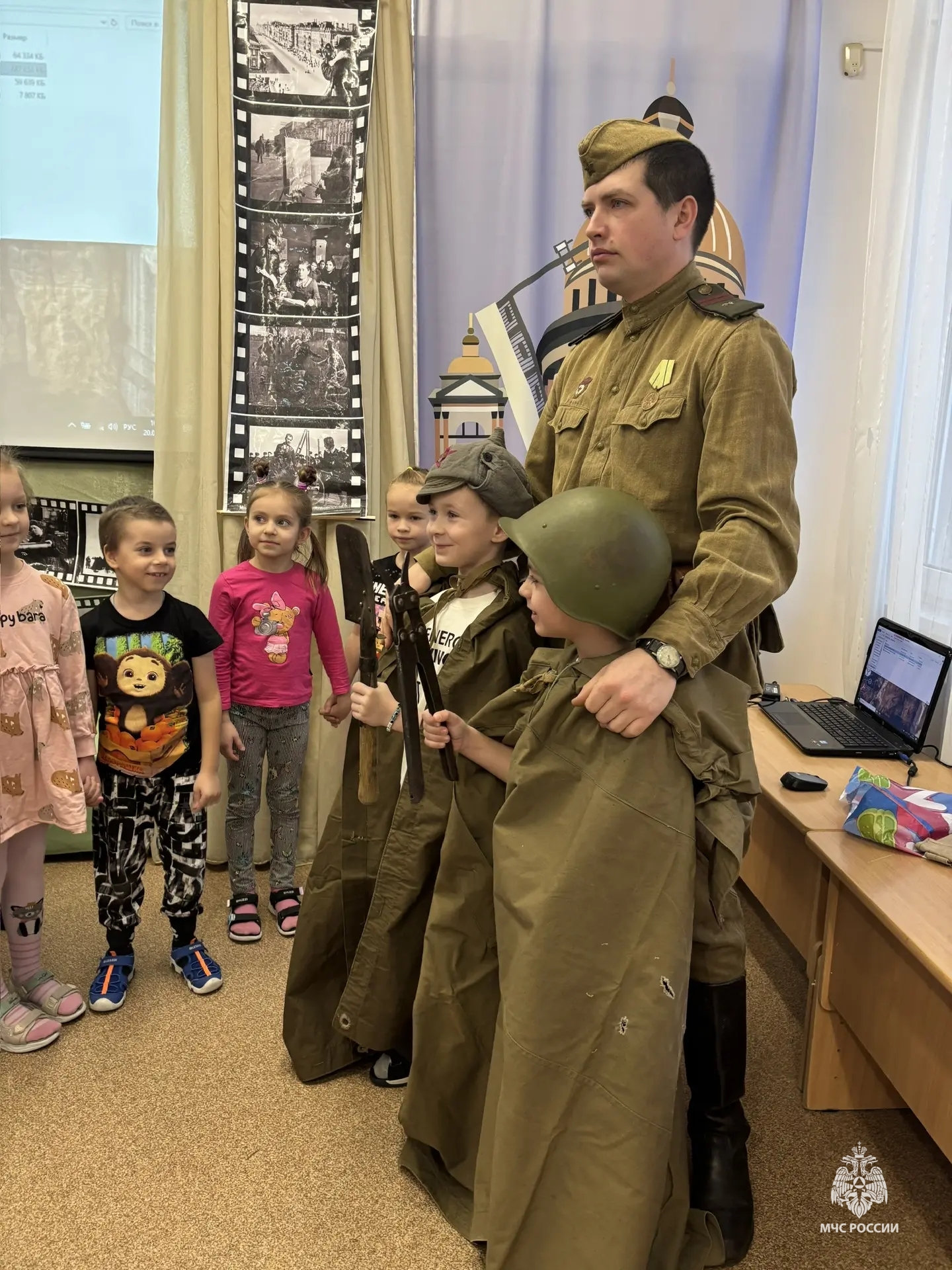 Представители поискового отряда проводят Уроки мужества